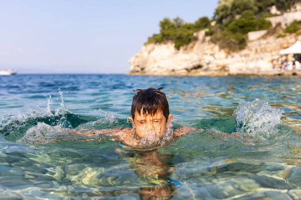Μικρό Παιδί Που Διασκεδάζει Στη Θάλασσα — Φωτογραφία Αρχείου