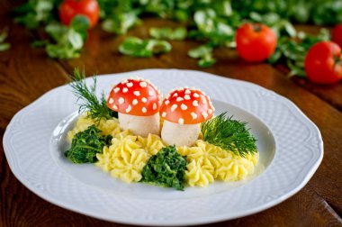 Çocuklar, tavuk ve patates püresi, domates için komik yemek taze sebze