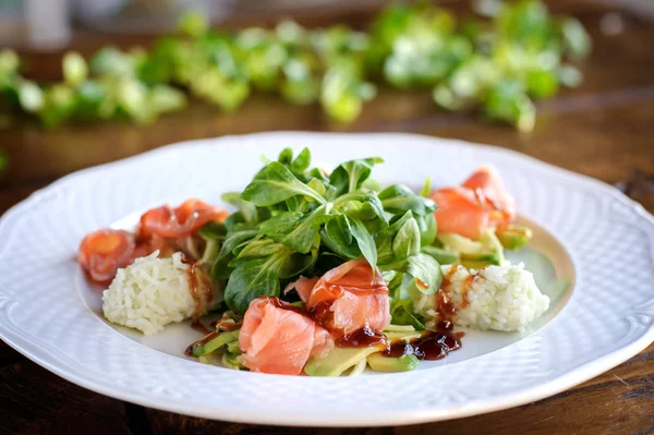 Insalata raffinata con salmone affumicato, riso, erbe aromatiche e avocado in piatto bianco — Foto Stock