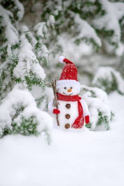 Noel oyuncak kardan adam karda orman kaplı