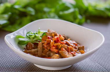 Pişmiş sığır eti güveç sebze, sağlıklı yemek ile yavaş