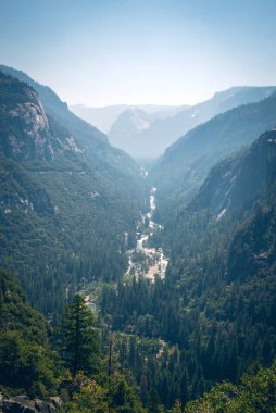 Buzul Noktası 'ndan panoramik manzara, Yosemite Ulusal Parkı. Sierra Nevada 'nın batısındaki ulusal park, California dağları.