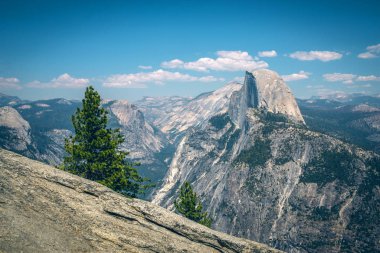 Buzul Noktası 'ndan panoramik manzara, Yosemite Ulusal Parkı. Sierra Nevada 'nın batısındaki ulusal park, California dağları.