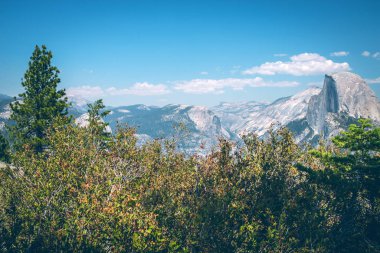 Buzul Noktası 'ndan panoramik manzara, Yosemite Ulusal Parkı. Sierra Nevada 'nın batısındaki ulusal park, California dağları.