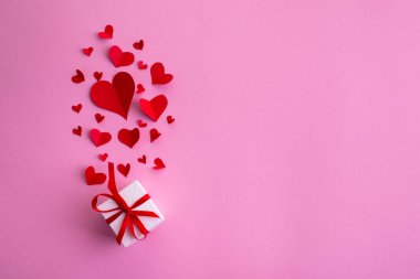 Sevgililer Günü arkaplanı kağıt kesiği, kırmızı kalp dekorasyonu, düz düzen, metin için boş boşluk