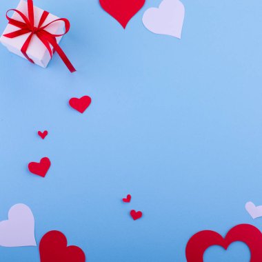 Sevgililer Günü arkaplanı kağıt kesiği, kırmızı kalp dekorasyonu, düz düzen, metin için boş boşluk