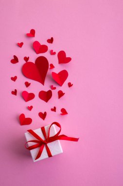 Sevgililer Günü arkaplanı kağıt kesiği, kırmızı kalp dekorasyonu, düz düzen, metin için boş boşluk