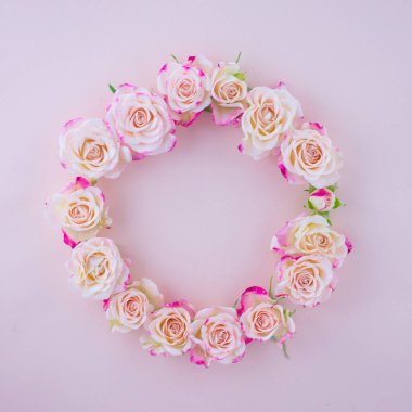 Pembe güllerin kenarı ve sevgililer günü arkaplanı için çerçeve ve metin için emty boşluk ile düğün kartı