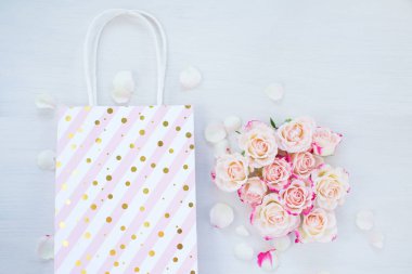 Pembe güller ve hediyeler çerçevesi. Bahar konsepti, düz konum, kopyalama alanı