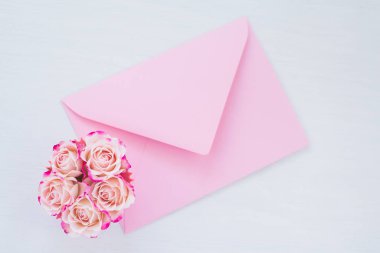 Pembe güller ve hediyeler çerçevesi. Bahar konsepti, düz konum, kopyalama alanı