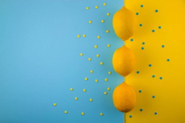 Canlı mavi bir arka planda taze limon deseni. Düz konum, üst görünüm, kopyalama alanı. Limon iskeleti, bahar, vitaminler, vücut detoks konsepti