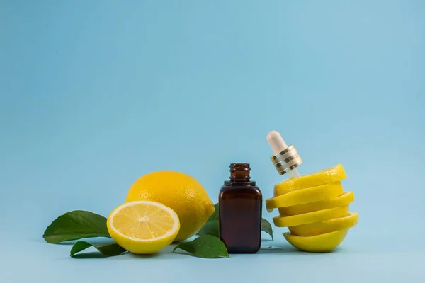 Aceite esencial de cítricos. suero de vitamina C, cuidado de belleza. Cosméticos biológicos orgánicos con vitamina C. Suero de vitamina C. Crema con vitamina C Fotos De Stock Sin Royalties Gratis