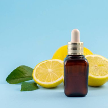 C vitamini serumu, turunçgil yağı. Güzellik hizmeti. Taze limon biyo-yağı. C vitamini serumlu organik biyokozmetik ürünler. C vitaminli krema. Kopyalama alanı, kare fotoğraf.