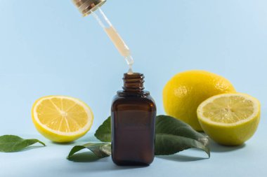 C vitamini serumu. Damlacıkla pipeti kapat, turunçgil yağı. Güzellik hizmeti. Taze limon biyo-yağı. C vitamini serumlu organik biyokozmetik ürünler. C vitaminli krem. Boşluğu kopyala.