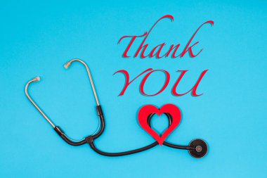 NHS çalışanları, doktorlar, hemşireler için farklı dillerde dünya çapında kartpostal geçmişi için teşekkürler. Roman Coronavirus, covid 2019 steteskop ile teşekkür notu, fotokopi alanı ile teşekkür kartı