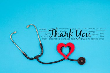 NHS çalışanları, doktorlar, hemşireler için farklı dillerde dünya çapında kartpostal geçmişi için teşekkürler. Roman Coronavirus, covid 2019 steteskop ile teşekkür notu, fotokopi alanı ile teşekkür kartı