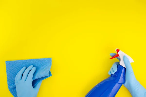 Conjunto de limpeza colorida para diferentes superfícies na cozinha, banheiro e outros quartos. Primavera serviço de limpeza conceito vertical. Limpeza regular no início da primavera. Deitado. Lugar vazio para texto ou logotipo . — Fotografia de Stock