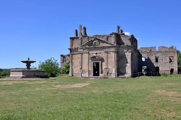 Starożytny Kościół San Bonaventura opuszczony, Canale Monterano, centrum to — Zdjęcie stockowe