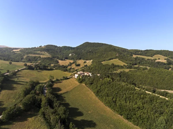 Aerial shot of a little village surrounded by nature, Monti Sibillini National Park — Stock Photo, Image