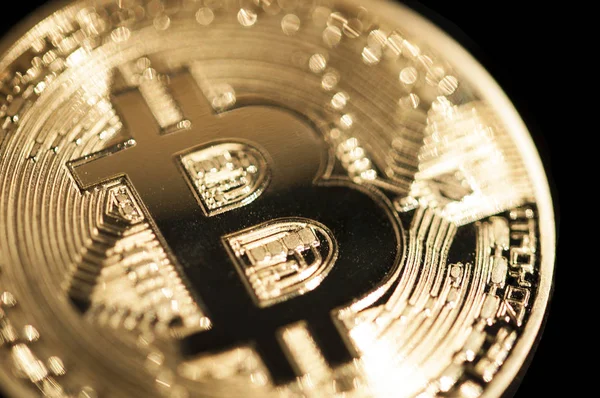 Золотая монета bitcoin раскрывает подробности создания первой криптовалюты — стоковое фото