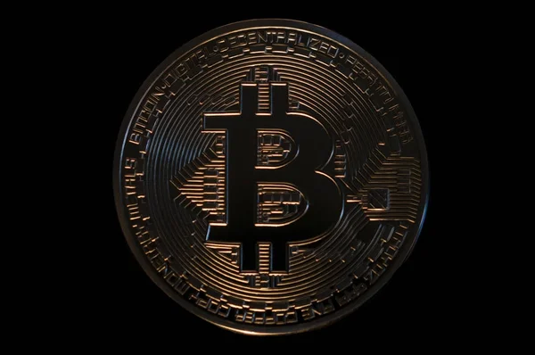 Криптовалюта bitcoin на черном фоне — стоковое фото