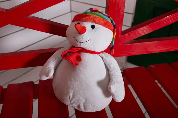 Christmas Toy Snowman op een bankje — Stockfoto