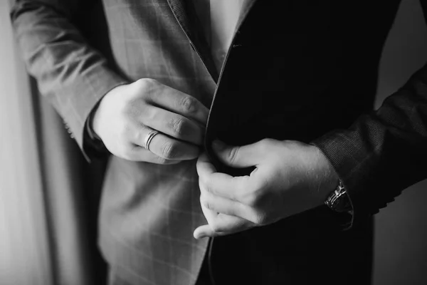 Verheirateter Mann im Anzug eingesperrt — Stockfoto