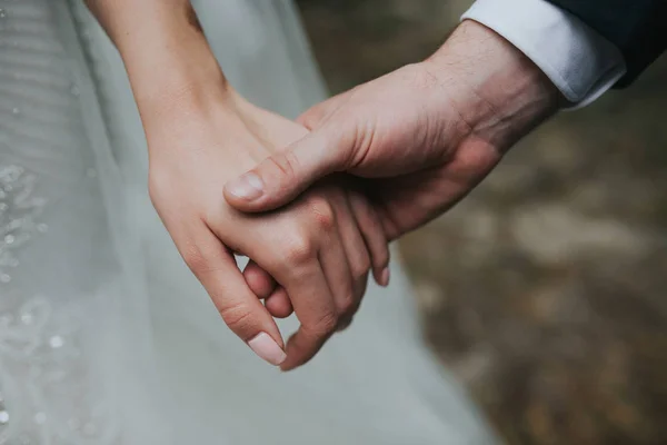 Bergandengan tangan dari pasangan tercinta — Stok Foto