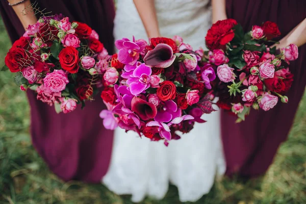 Trois bouquets de mariage dans les mains — Photo