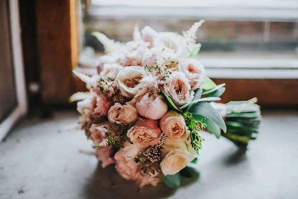 Composição de flores em buquê de casamento — Fotografia de Stock