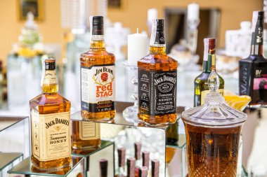 Nedimeler düğün töreninde şampanya içerler.