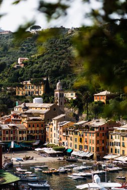 Nedimeler düğün töreninde şampanya içerler.