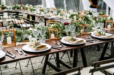 Nedimeler düğün töreninde şampanya içerler.