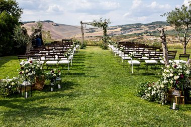 Nedimeler düğün töreninde şampanya içerler.