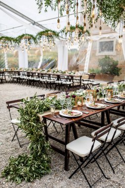 Nedimeler düğün töreninde şampanya içerler.