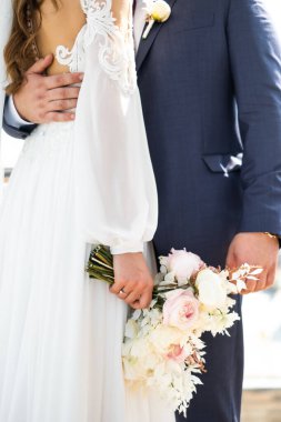 Gelin, buketi elinde tut.