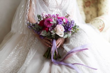 Gelin, buketi elinde tut.