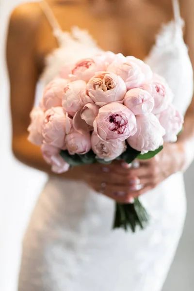 Novia Sostener Ramo Sus Manos Enfoque Selectivo Las Flores — Foto de Stock