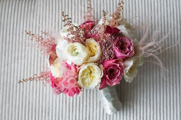 Свадебный Букет Красивыми Розами — стоковое фото