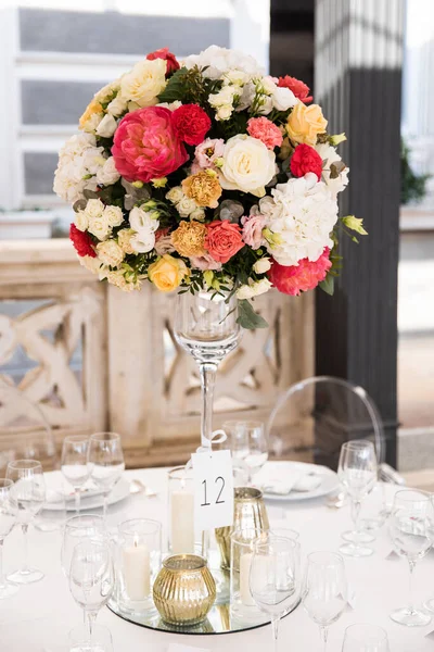 Mesa Banquete Decorada Con Algodón Composición Flores Vasos Platos Colocan —  Fotos de Stock