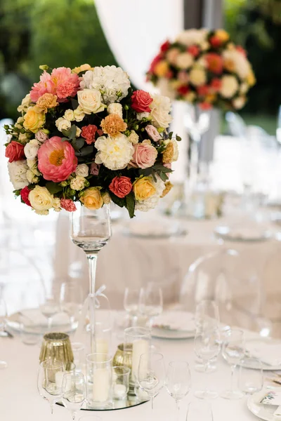 綿や花の組成物で飾られた宴会テーブル 眼鏡やプレートがテーブルの上に配置されます — ストック写真
