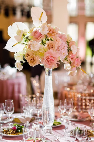 Table Banquet Décorée Avec Coton Composition Fleurs Verres Assiettes Sont — Photo