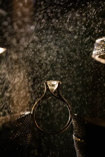 結婚指輪に落ちる水の滴のマクロ写真 — ストック写真