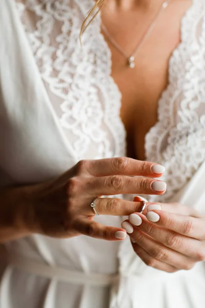 Nahaufnahme Von Den Händen Der Braut Die Einen Ehering Anzieht — Stockfoto