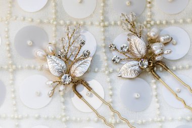 Beyaz arka planda incili saç tokası