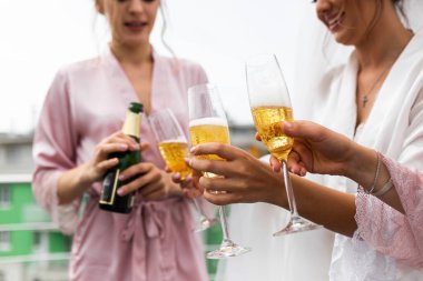 Nedimeler düğün günü şampanya içerler.