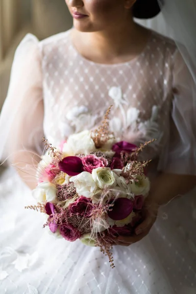 Brautstrauß Den Sie Natürlichen Licht Ihren Händen Hält — Stockfoto