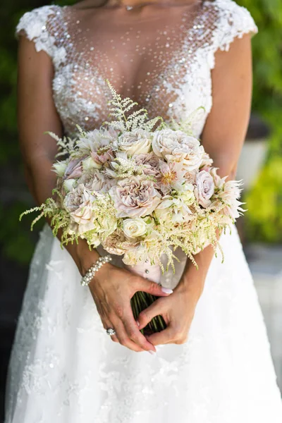 Bouquet Mariage Mariée Elle Tient Dans Ses Mains Lumière Naturelle — Photo