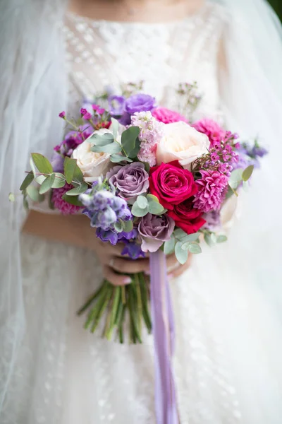 彼女は自然の光の中で彼女の手に持っている花嫁のウェディング花束 — ストック写真