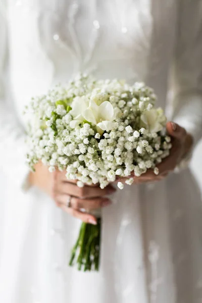 彼女は自然の光の中で彼女の手に持っている花嫁のウェディング花束 — ストック写真